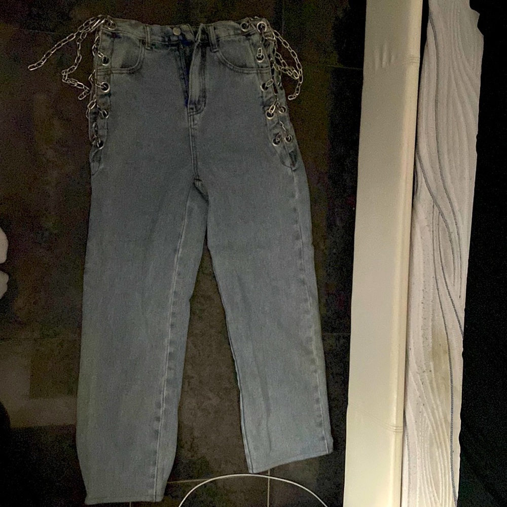 Jeans with chain on side